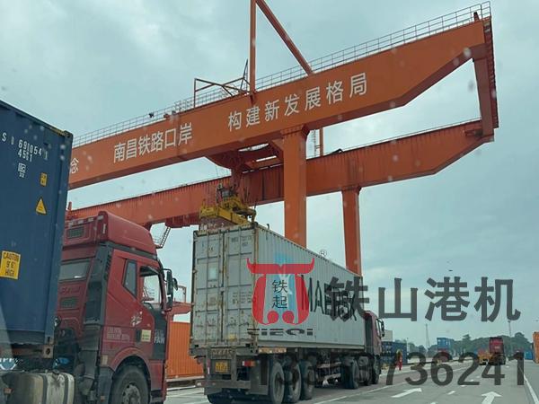 山東營口軌道式集裝箱龍門吊廠家軌道式集裝箱門式起重機結(jié)構(gòu)設(shè)計堅固